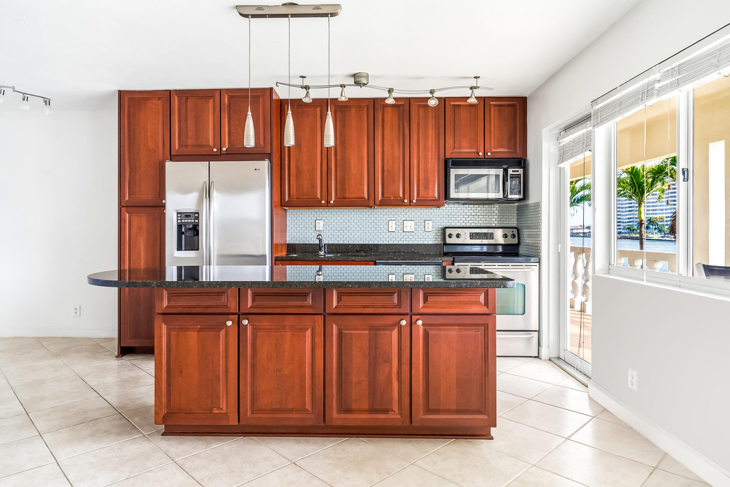 2895 Ne 32nd Street - Photo 1