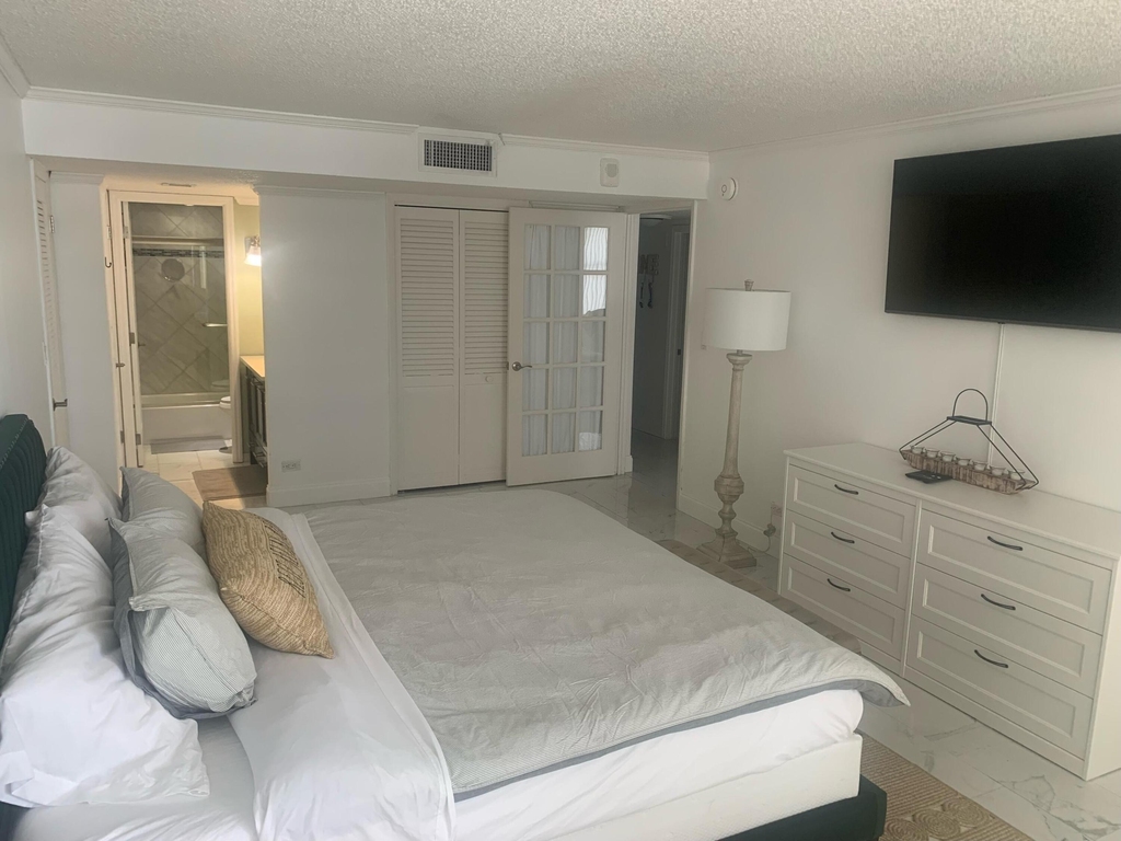6039 Collins Avenue - Photo 3