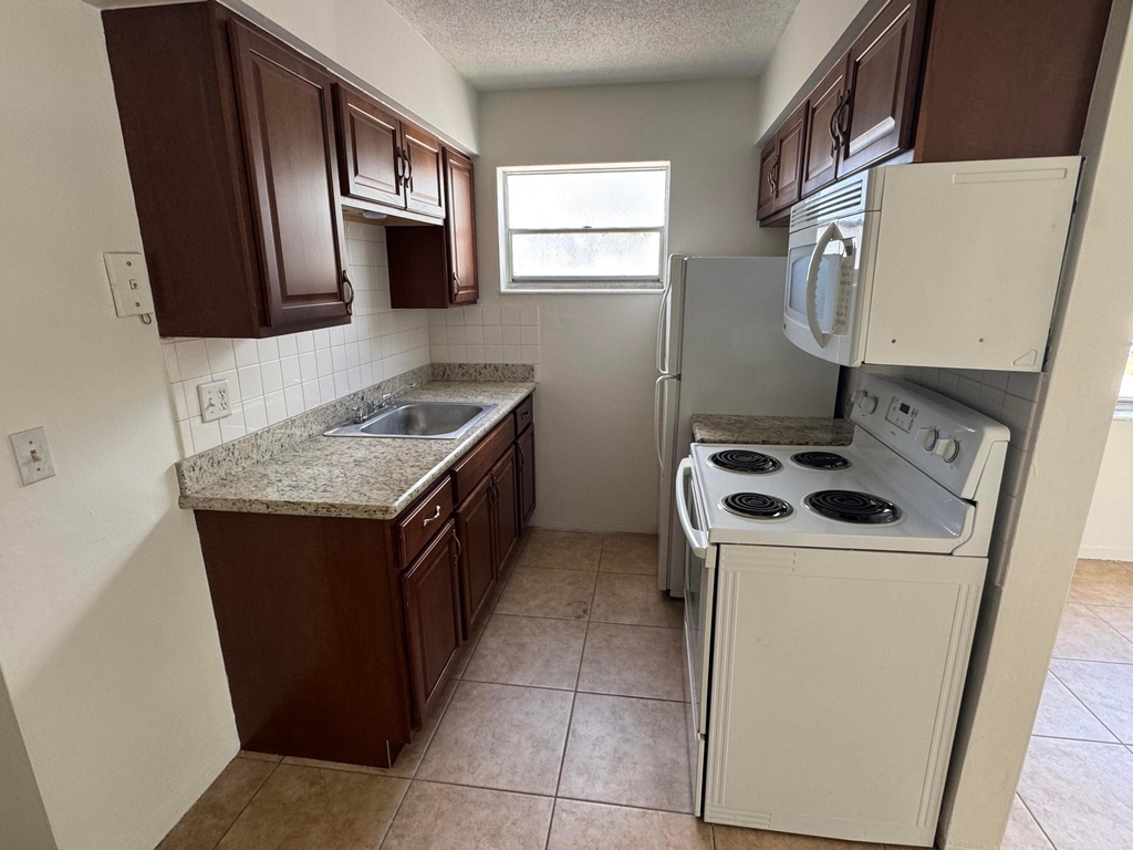 1555 Tyler Street - Photo 5