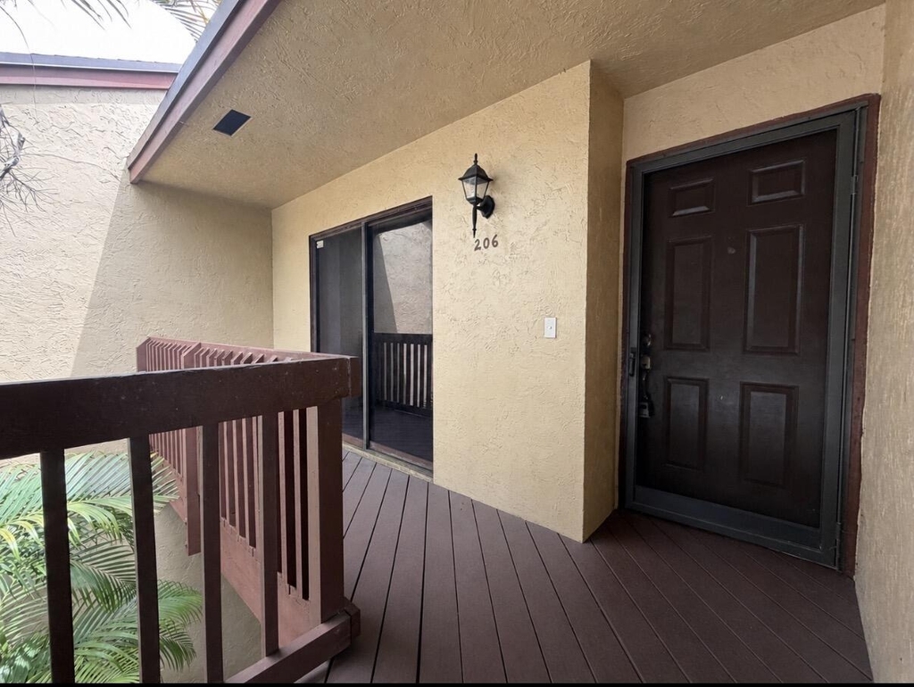 206 Lakeview Drive E - Photo 3