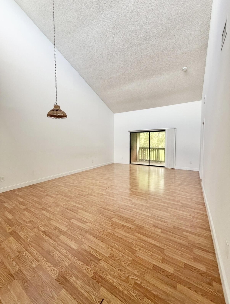 206 Lakeview Drive E - Photo 6