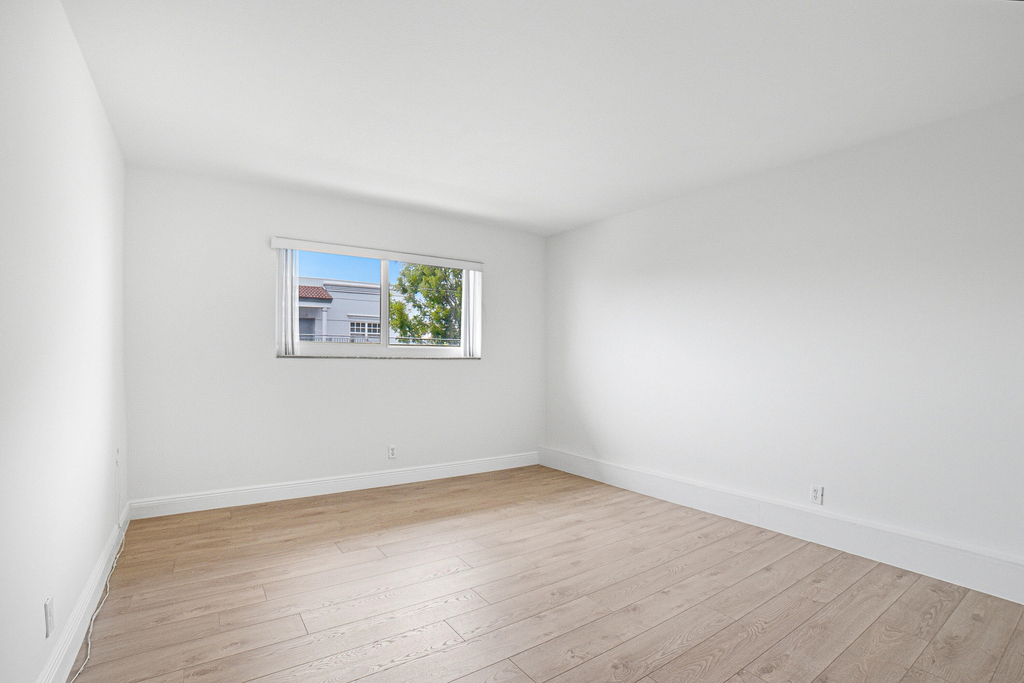 1649 Se 4th Street - Photo 12