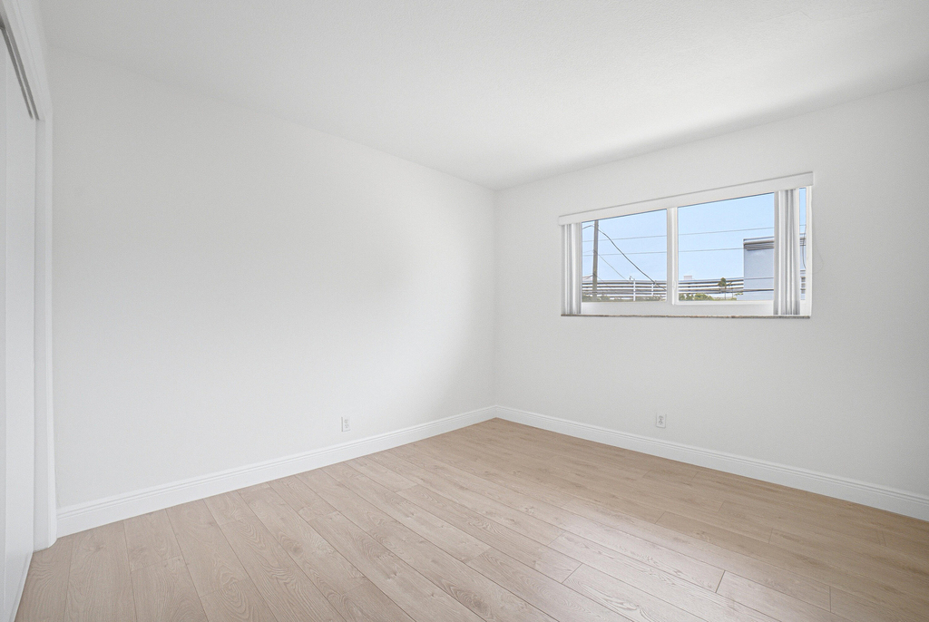 1649 Se 4th Street - Photo 10