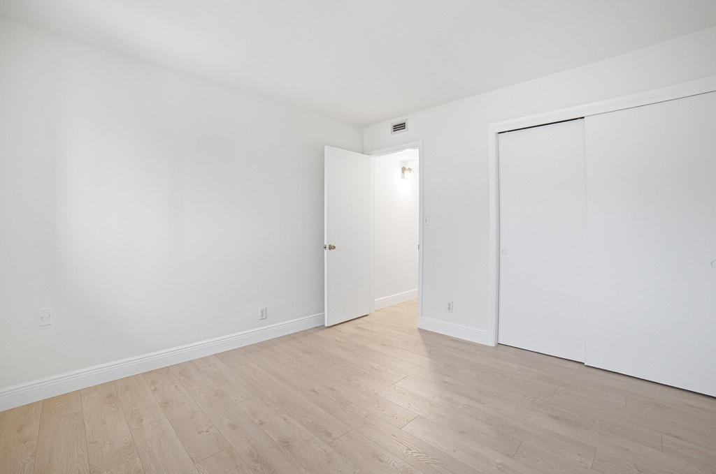 1649 Se 4th Street - Photo 11