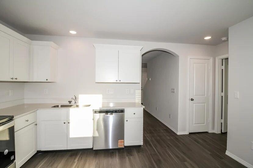 2001 Malus Way - Photo 3