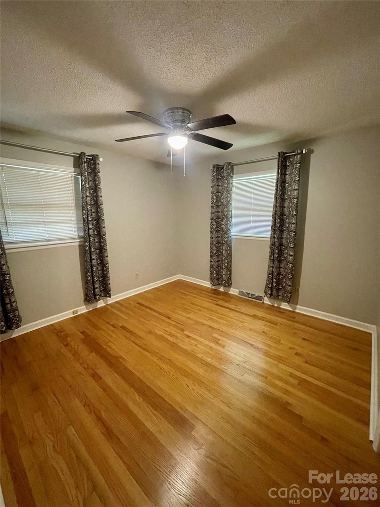 402 L Street E - Photo 10