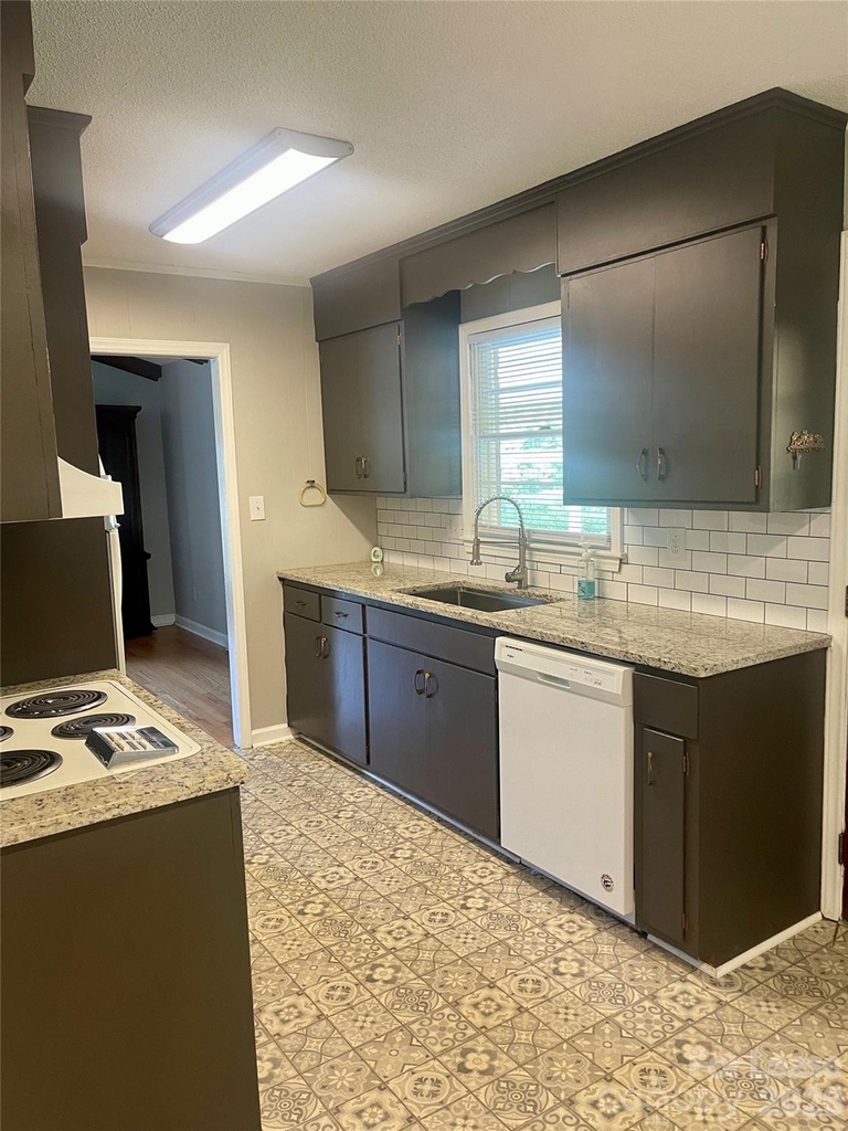 402 L Street E - Photo 4
