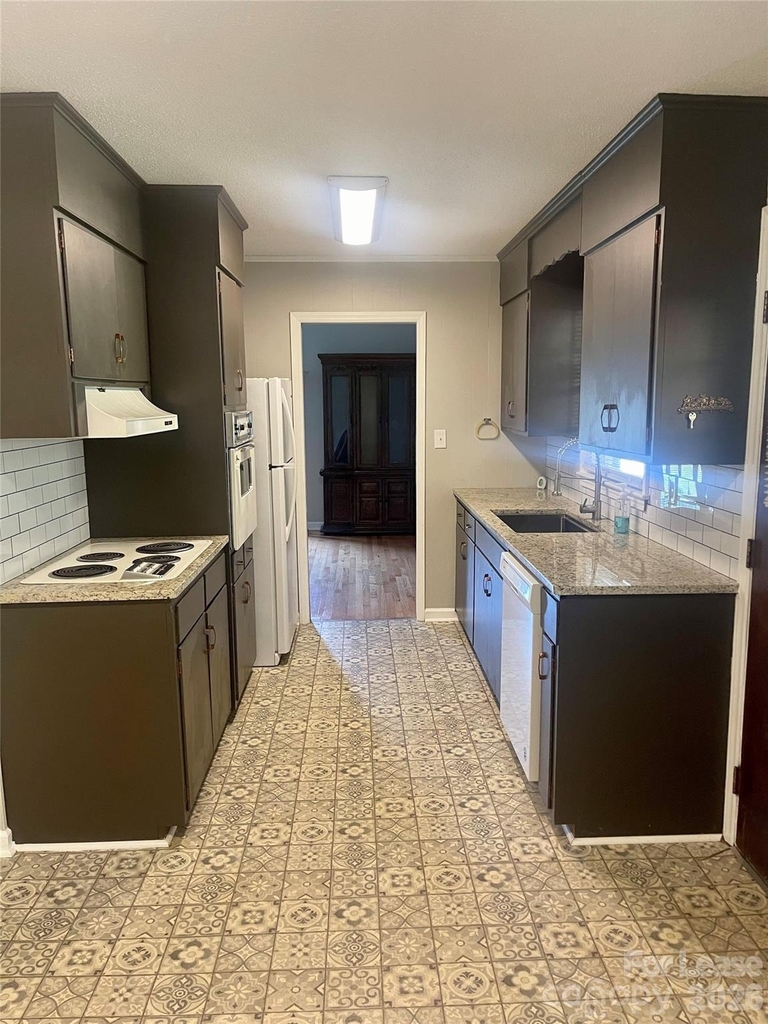 402 L Street E - Photo 3