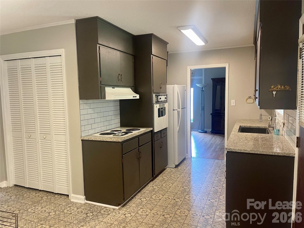 402 L Street E - Photo 5