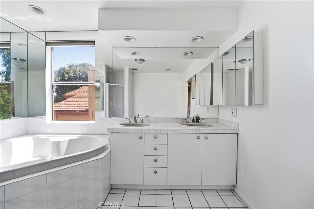 19251 Oxnard Street - Photo 24
