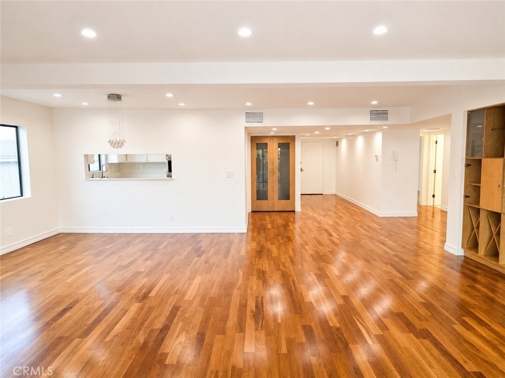 1310 Roxbury Drive - Photo 3