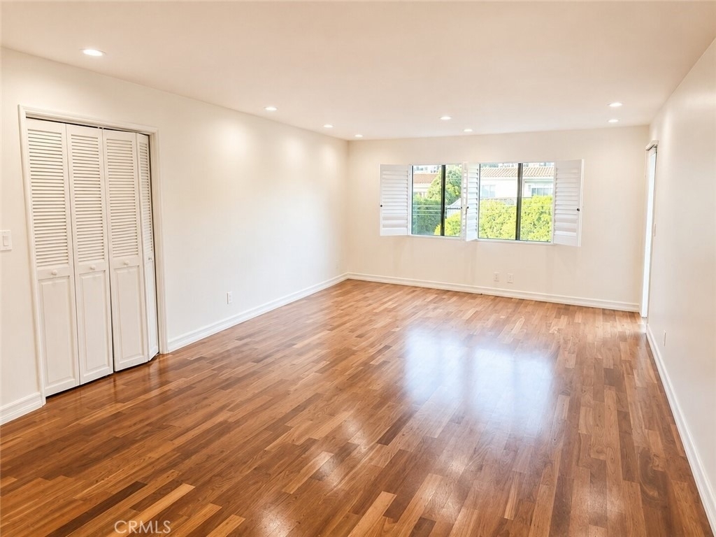 1310 Roxbury Drive - Photo 9
