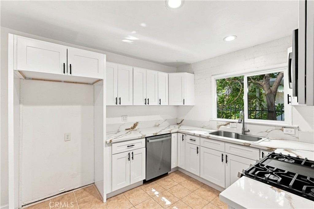 16020 Kittridge Street - Photo 6