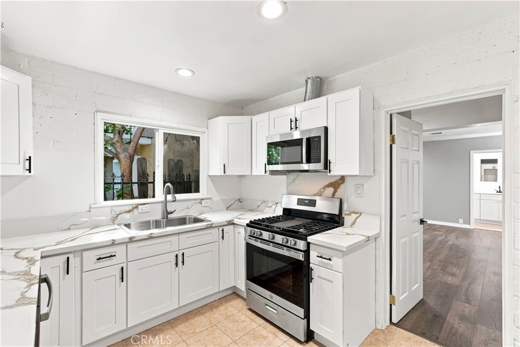 16020 Kittridge Street - Photo 7