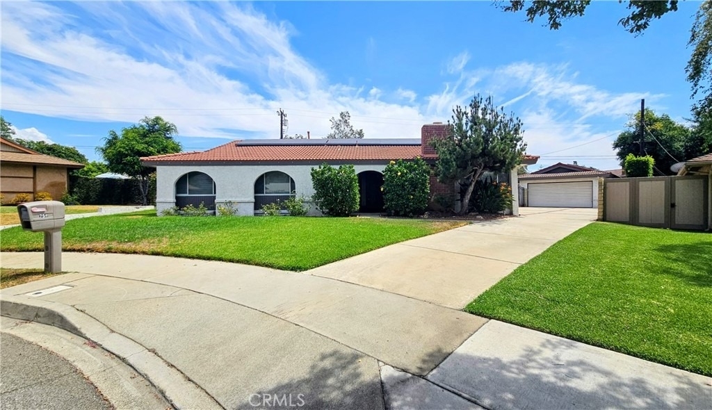 758 E Cypress - Photo 0