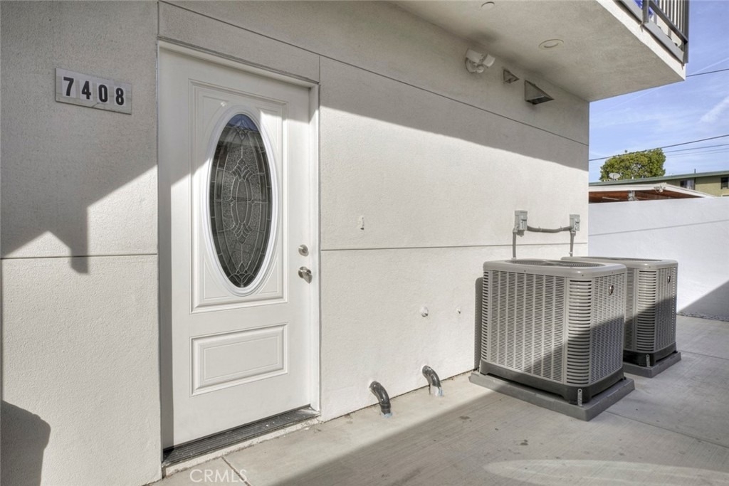 7408 Radford Ave - Photo 2