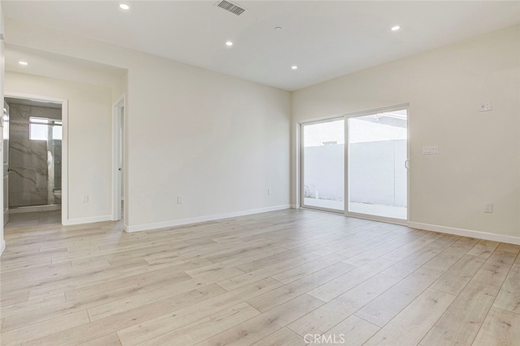7408 Radford Ave - Photo 8