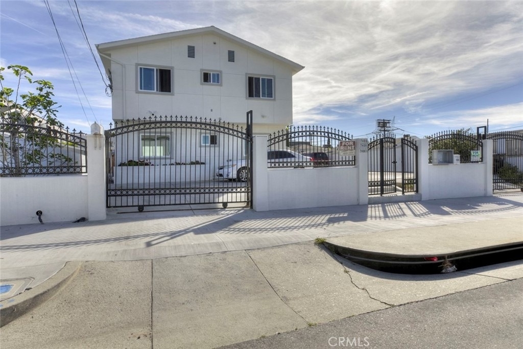 7408 Radford Ave - Photo 0