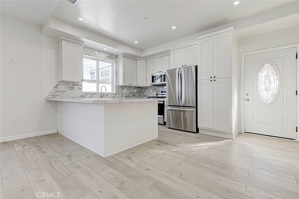 7408 Radford Ave - Photo 3
