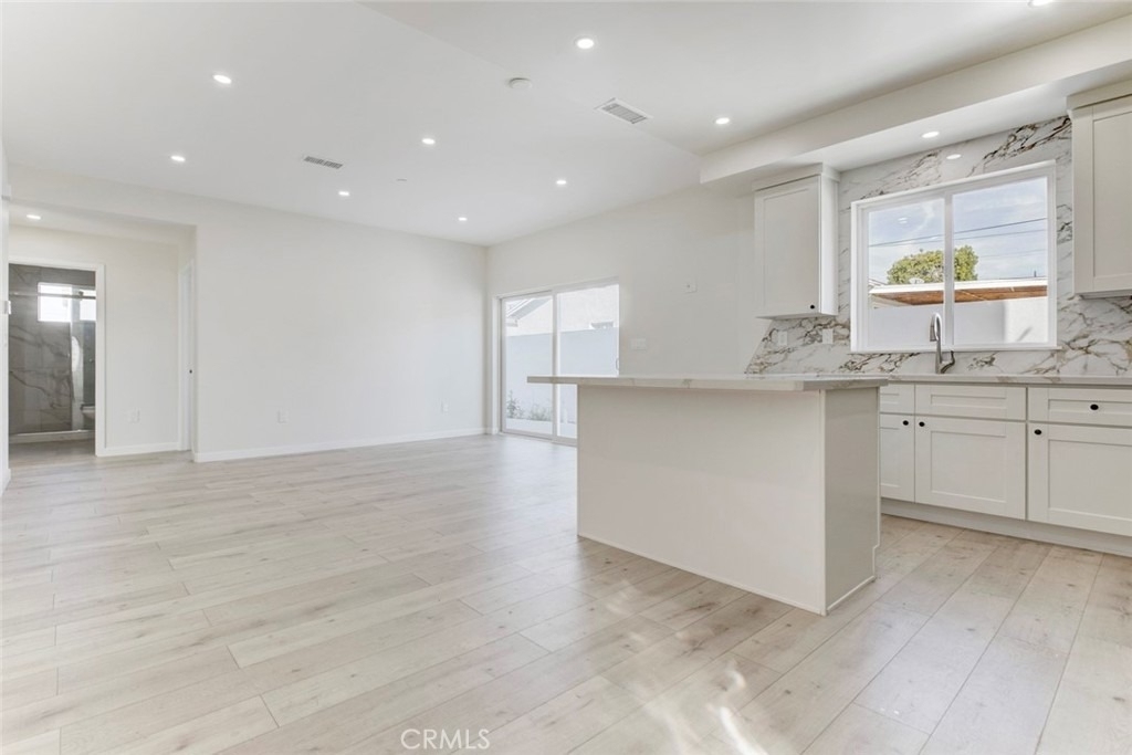 7408 Radford Ave - Photo 4