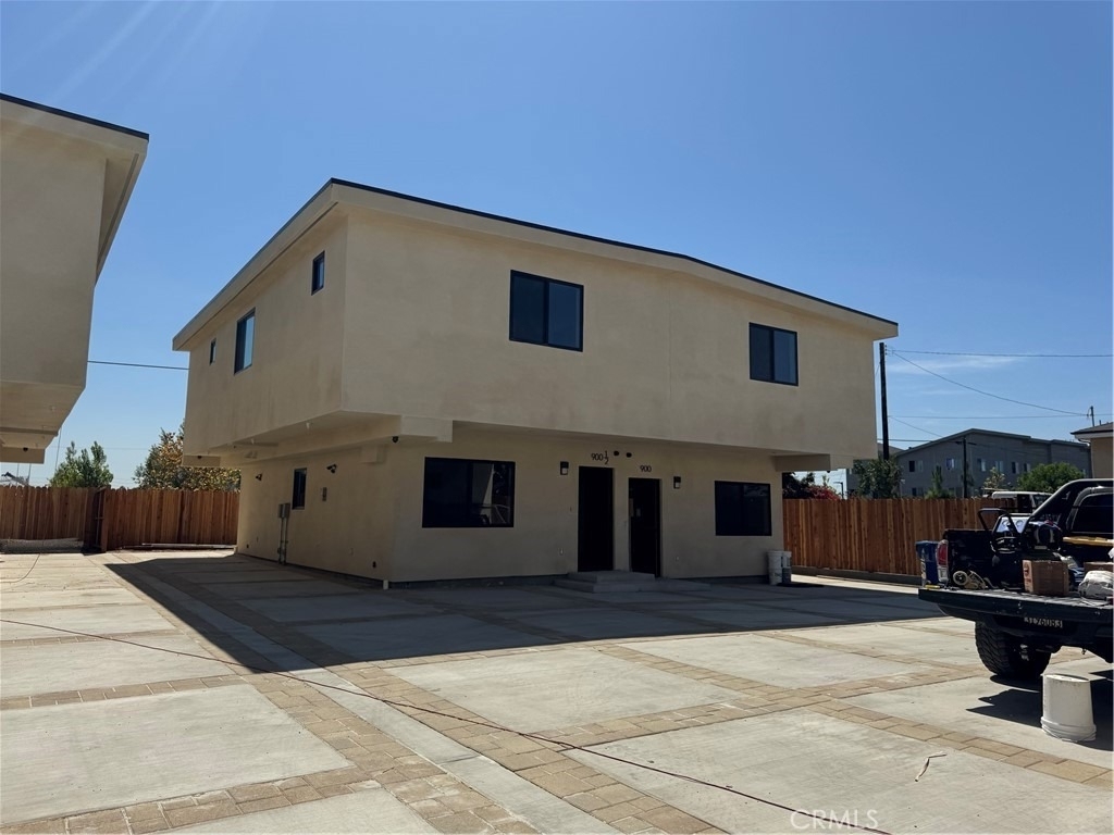 908 Lakme Avenue - Photo 0