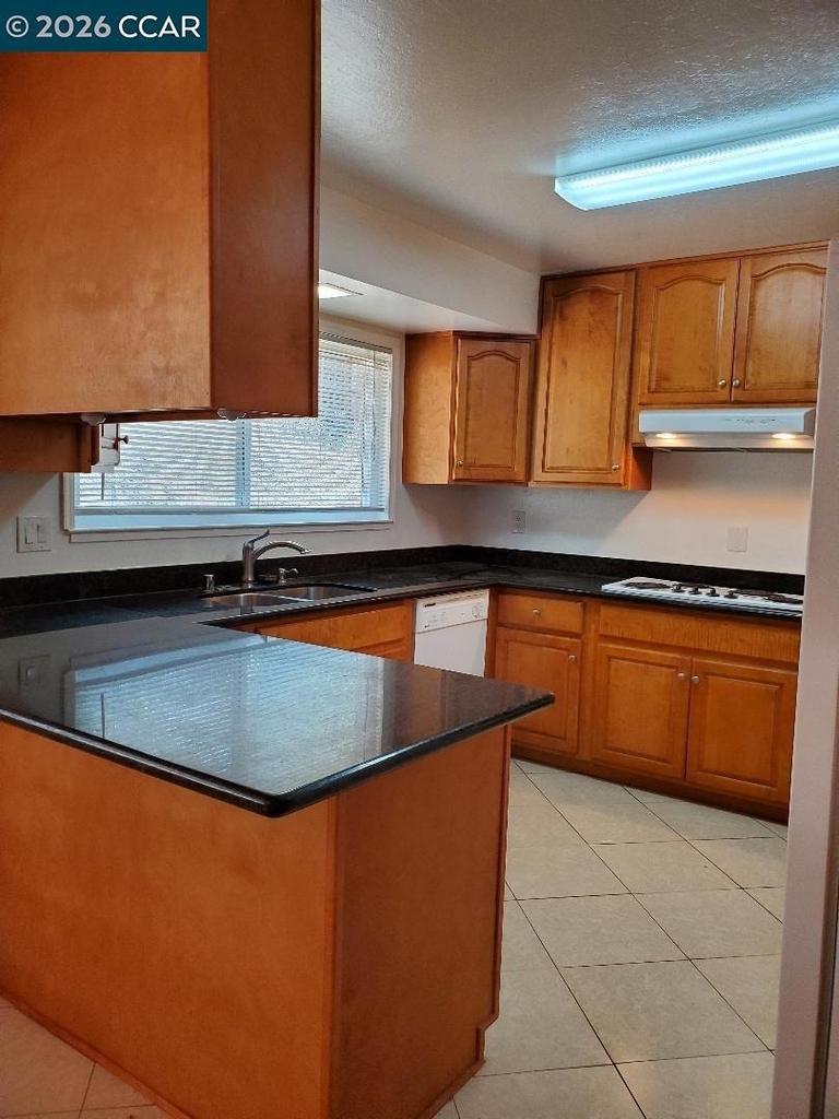 708 Court Ln - Photo 7