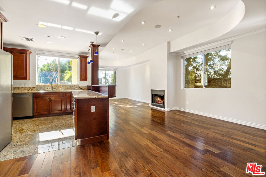 632 N Kings Road - Photo 0