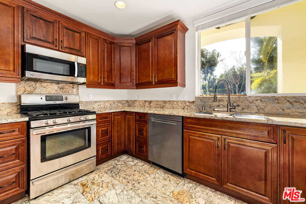 632 N Kings Road - Photo 1