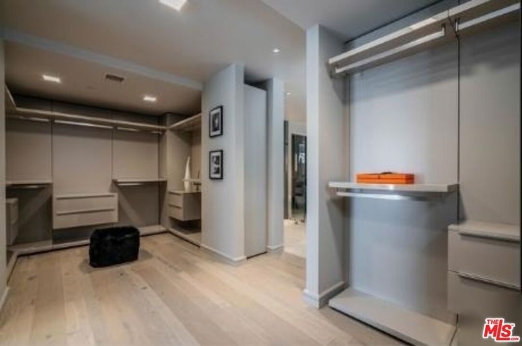 2391 Roscomare - Photo 8