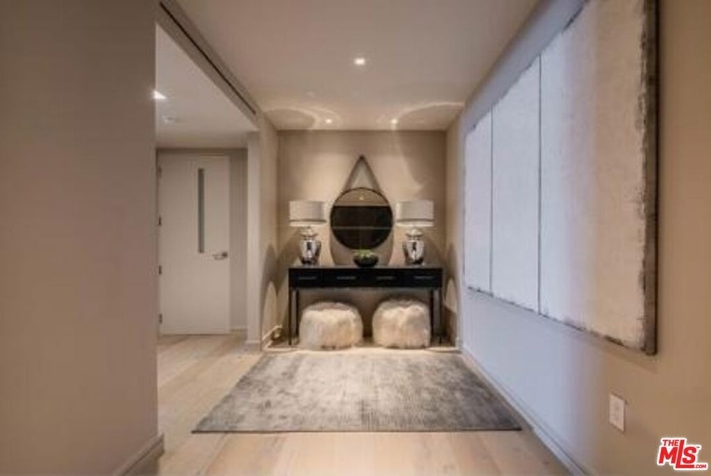2391 Roscomare - Photo 1