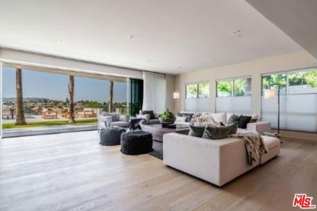2391 Roscomare - Photo 6
