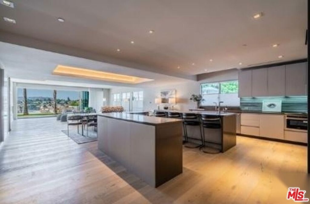 2391 Roscomare - Photo 0