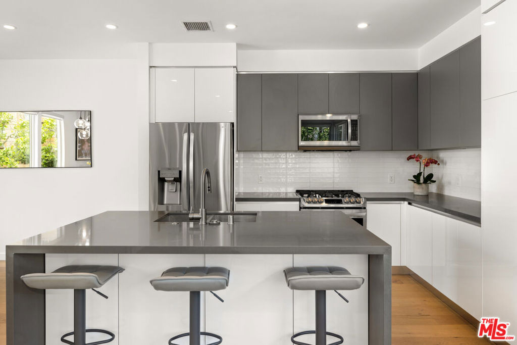 1228 N Sycamore Avenue - Photo 3
