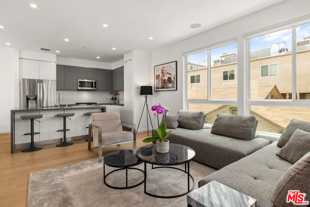 1228 N Sycamore Avenue - Photo 2