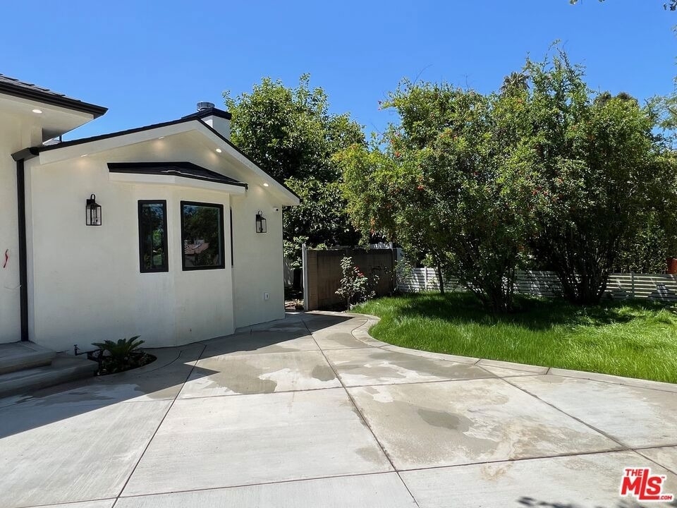 13338 Magnolia Boulevard - Photo 1