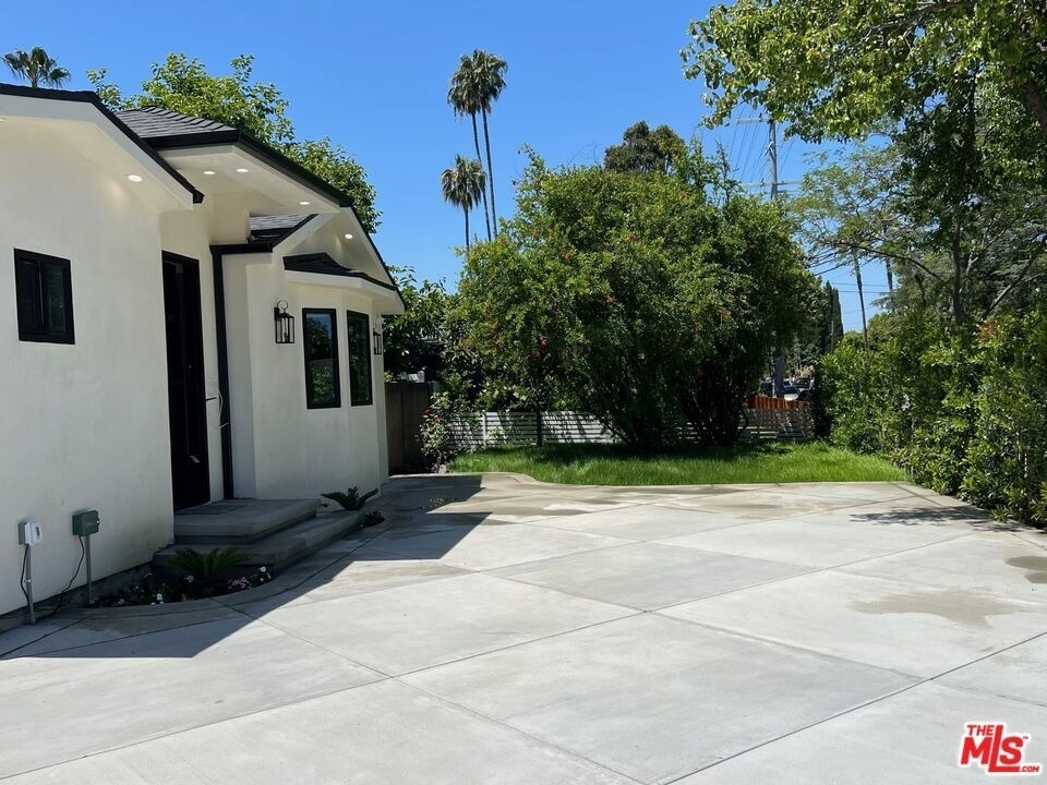 13338 Magnolia Boulevard - Photo 2