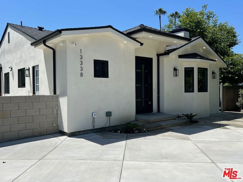 13338 Magnolia Boulevard - Photo 0