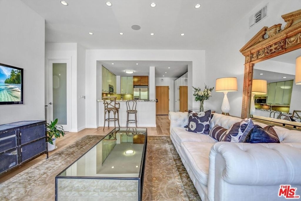 999 N Doheny Drive - Photo 6