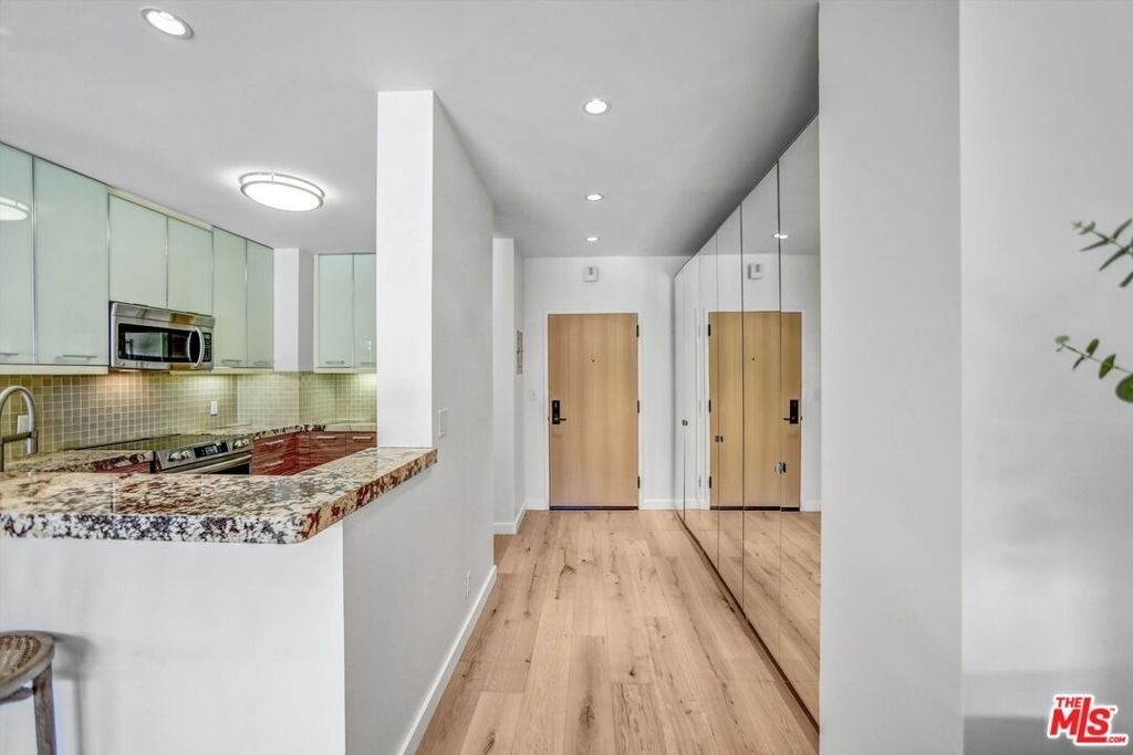 999 N Doheny Drive - Photo 2