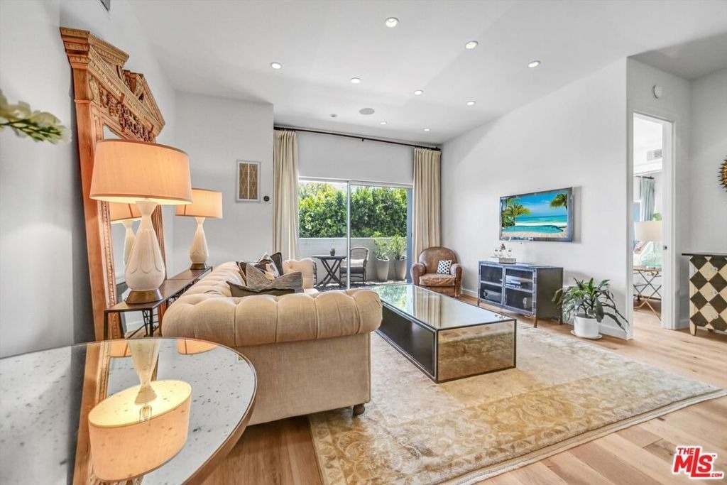 999 N Doheny Drive - Photo 0