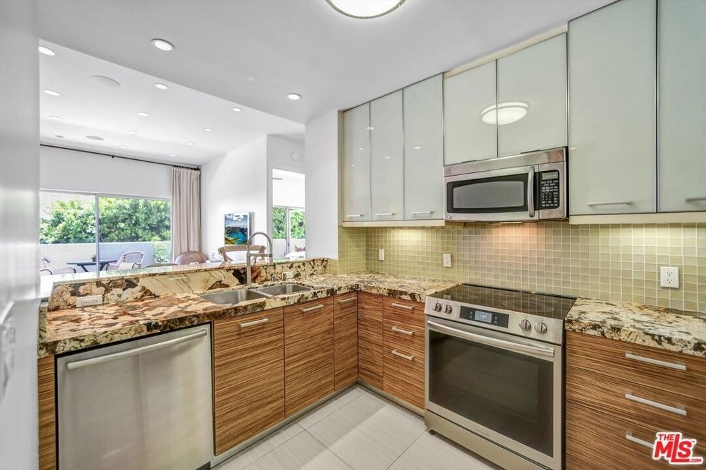 999 N Doheny Drive - Photo 3