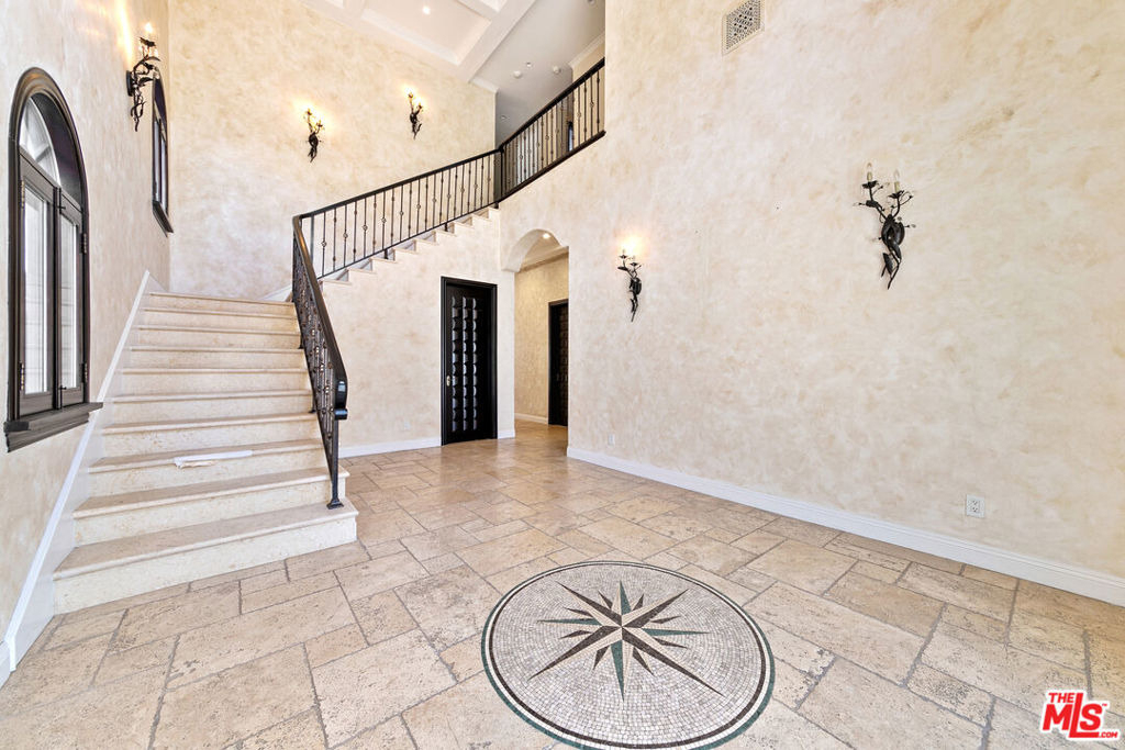 458 N Flores Street - Photo 2