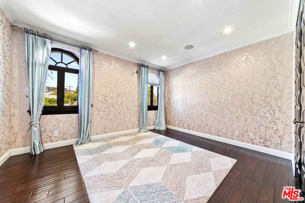 458 N Flores Street - Photo 16