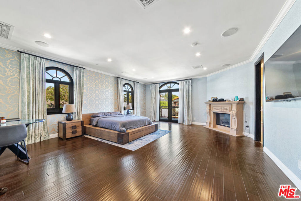 458 N Flores Street - Photo 11