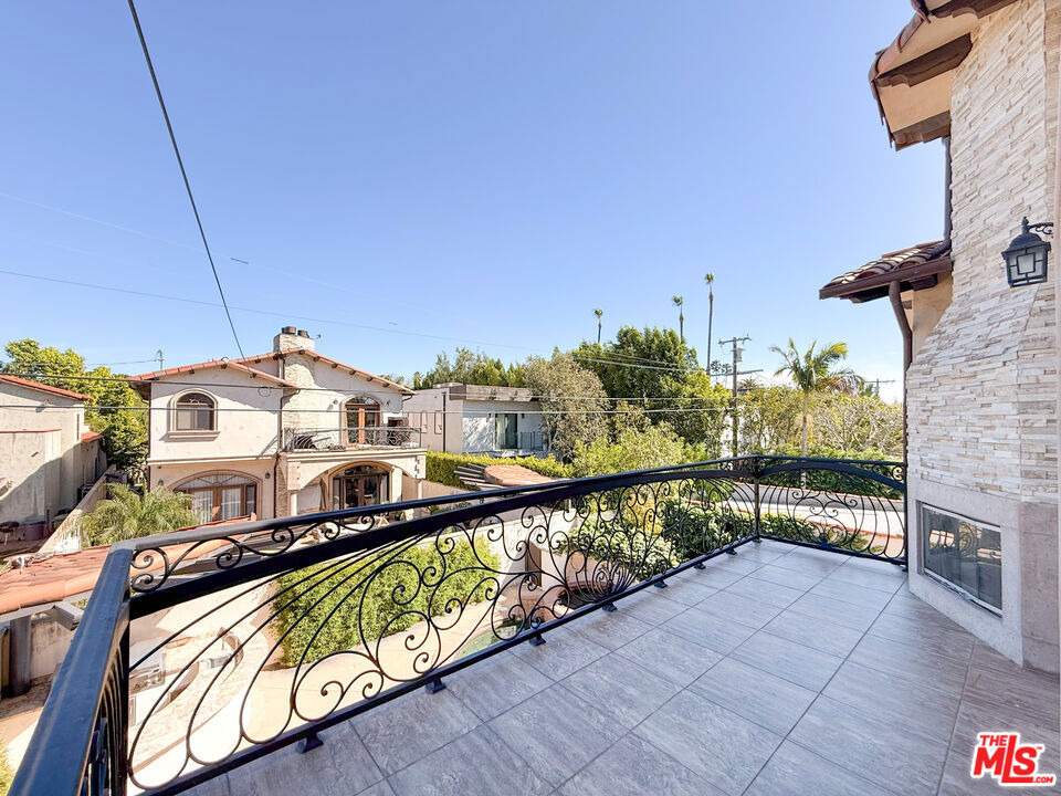 458 N Flores Street - Photo 29