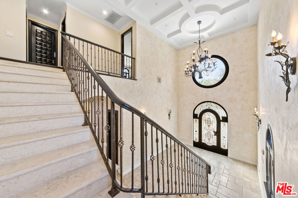 458 N Flores Street - Photo 10