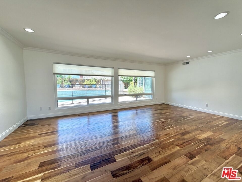 1615 Wellington Place - Photo 2