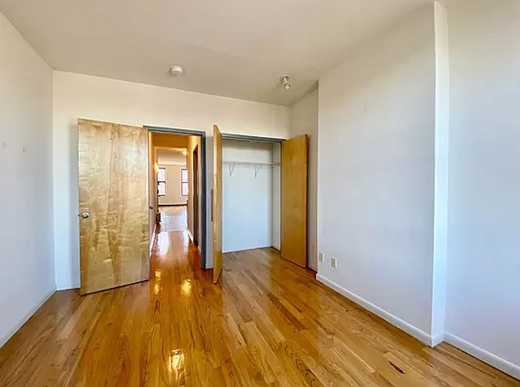Van Brunt Street - Photo 4
