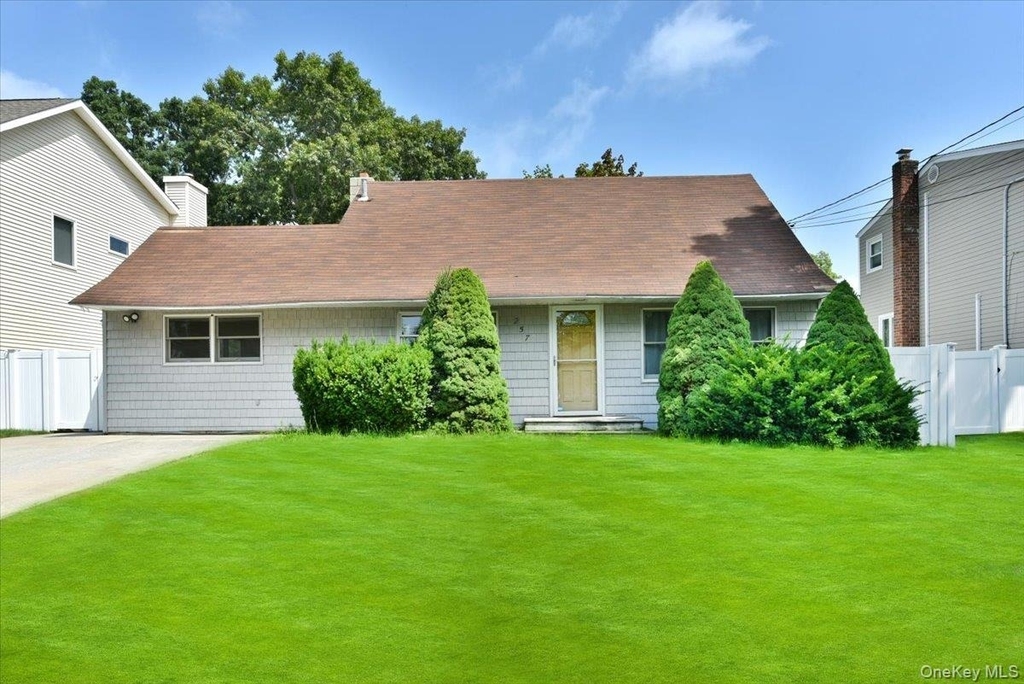 257 Maple Street - Photo 0