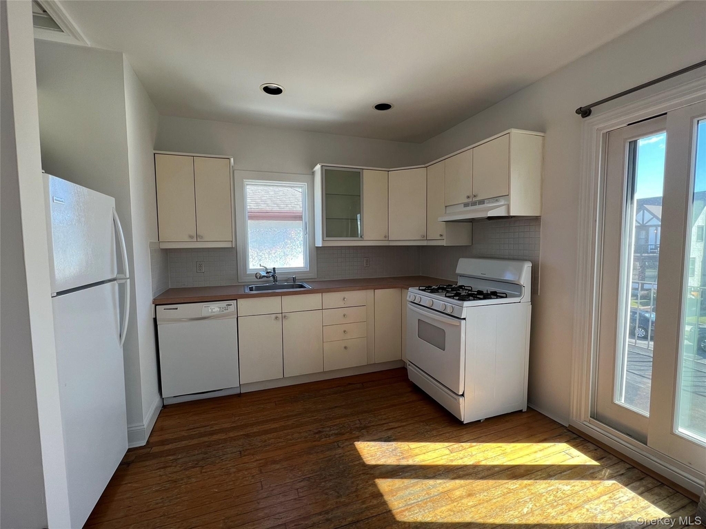 445 W Walnut Street - Photo 0